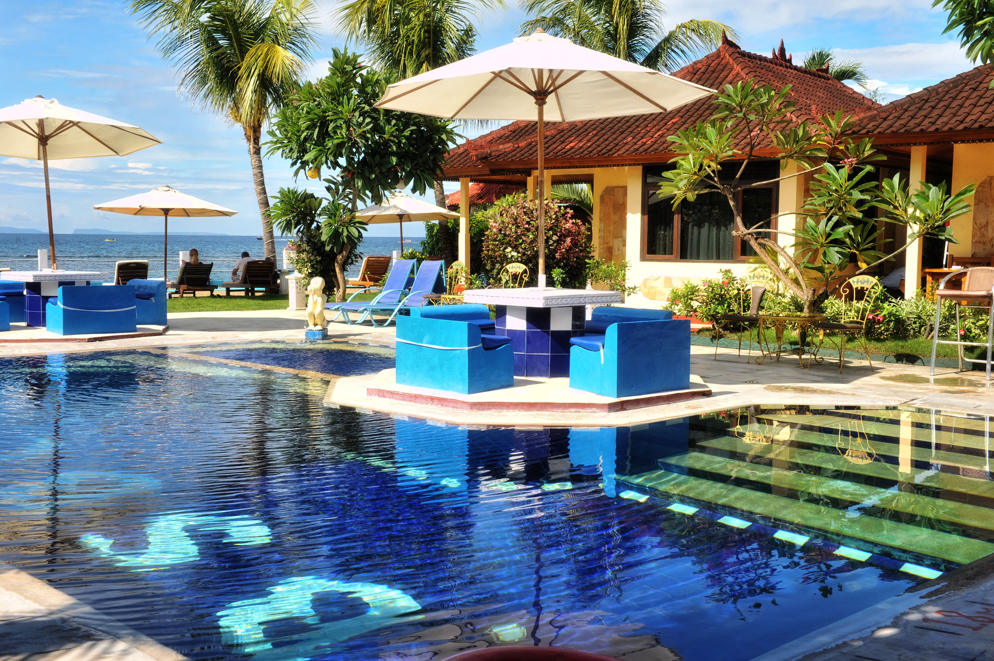 室外游泳池，池畔遮阳伞，日光浴躺椅