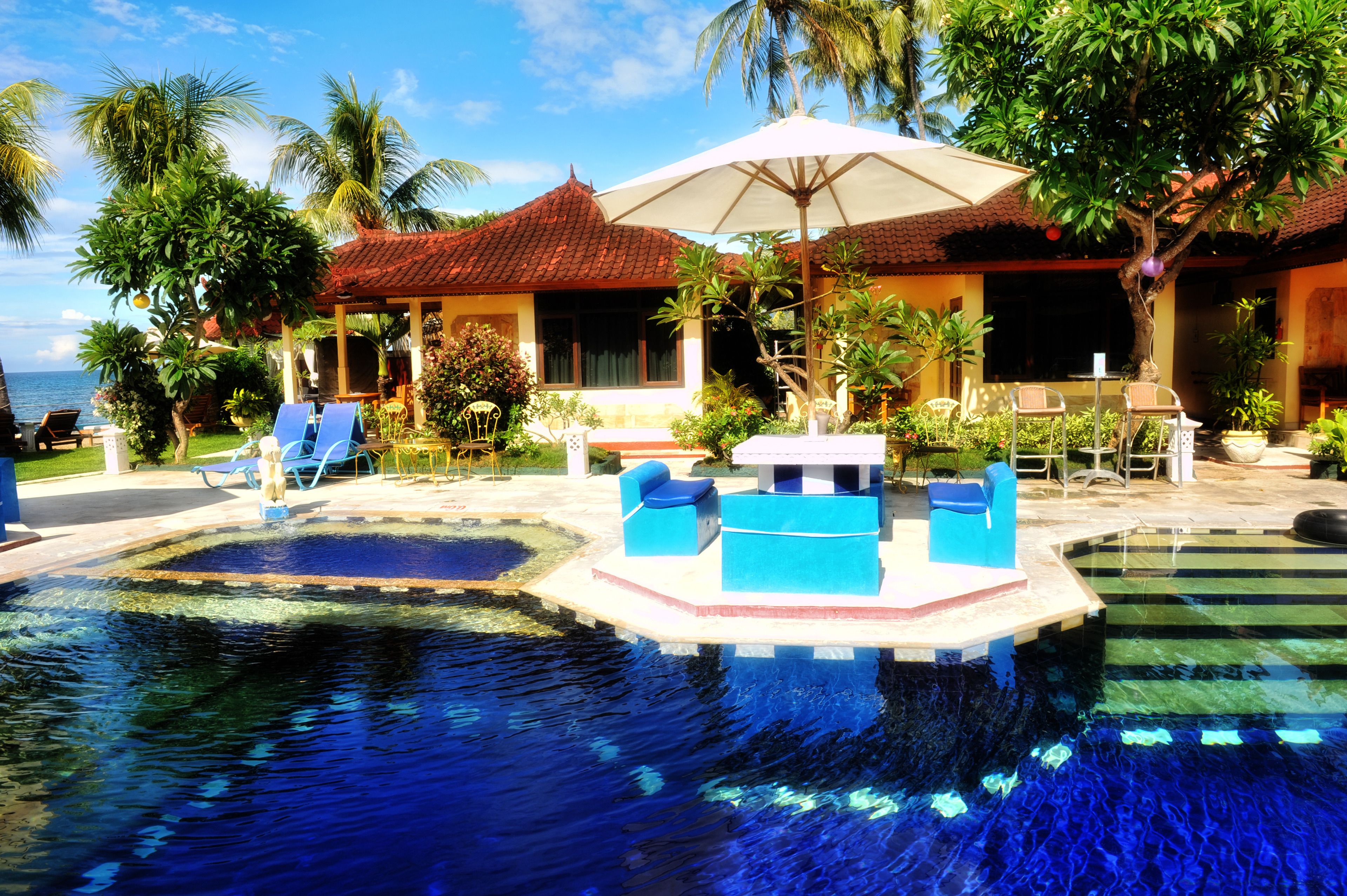 Utomhuspool, parasoller och solstolar