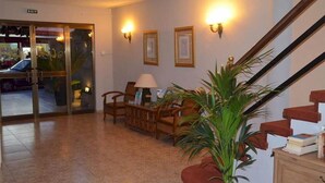 Lobby sitting area - Hostal Neptuno (Cáceres)