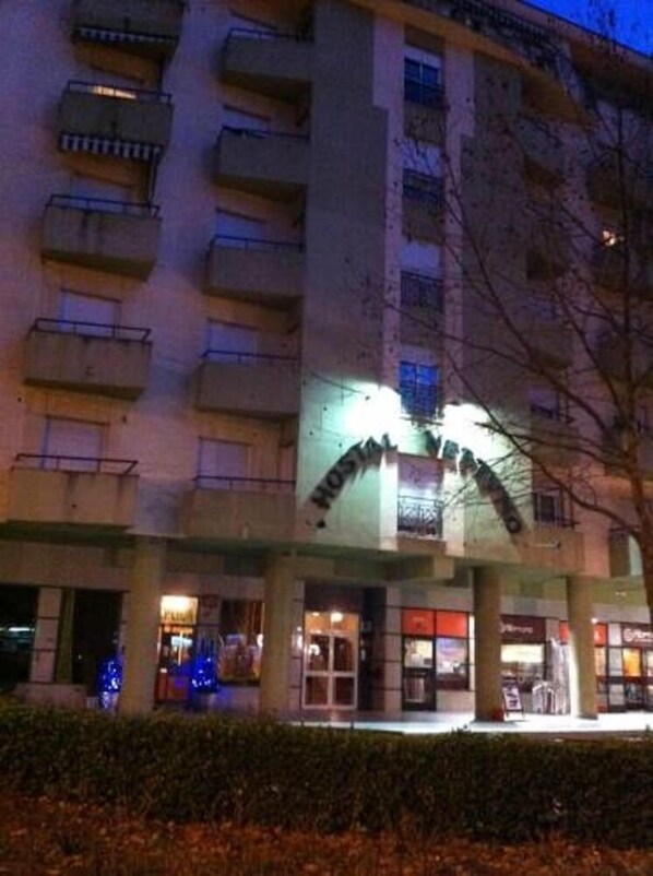 Fachada del alojamiento - Noche