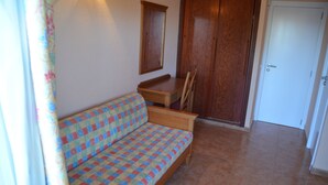 Triple Room | Living area | TV - Hostal Neptuno (Cáceres)