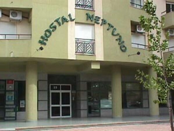 Property entrance - Hostal Neptuno (Cáceres)