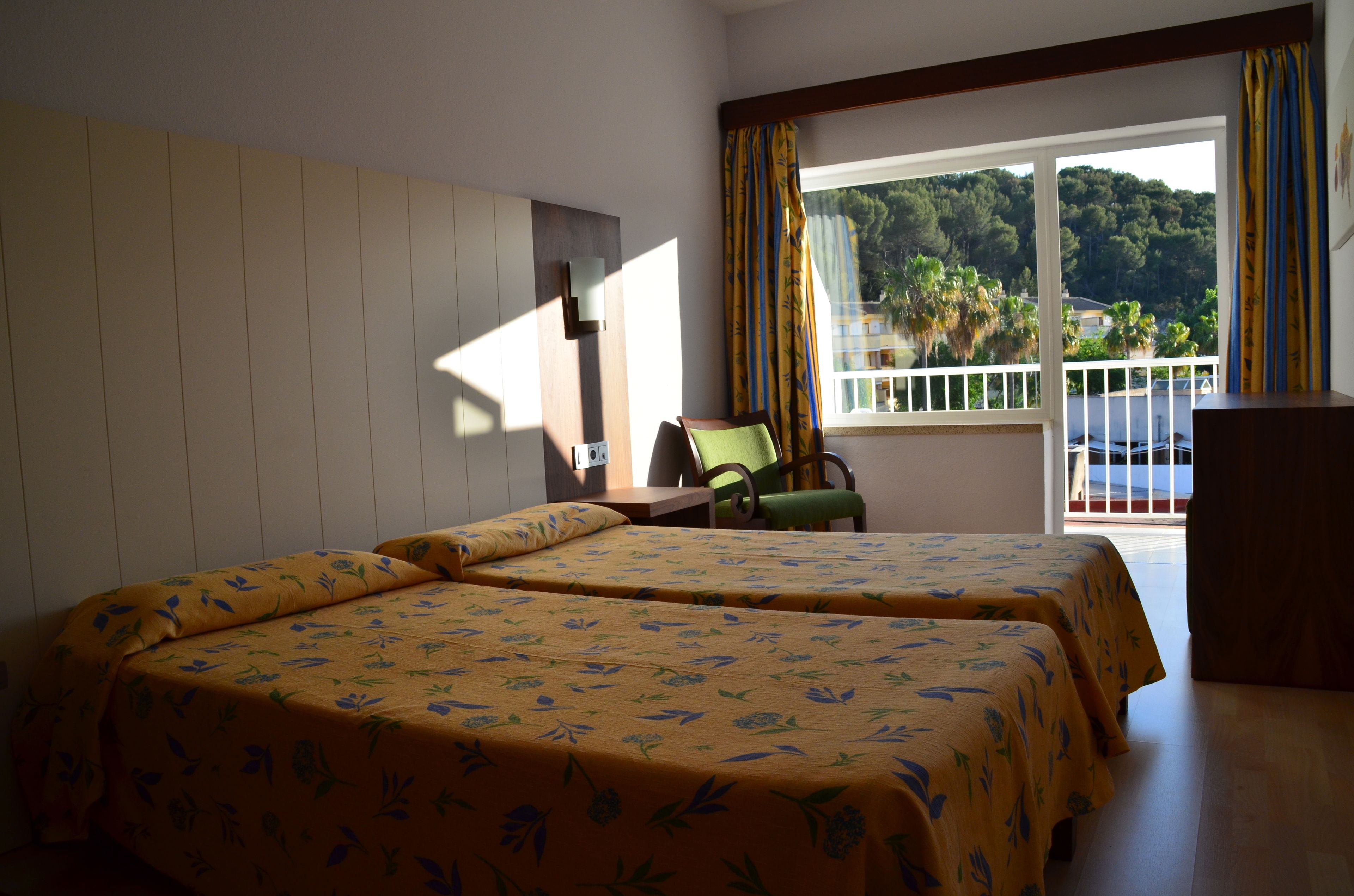 Soundproofing, free cribs/infant beds, free WiFi