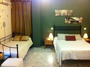 Triple Room | Soundproofing, free cribs/infant beds, free WiFi - Hostal Neptuno (Cáceres)