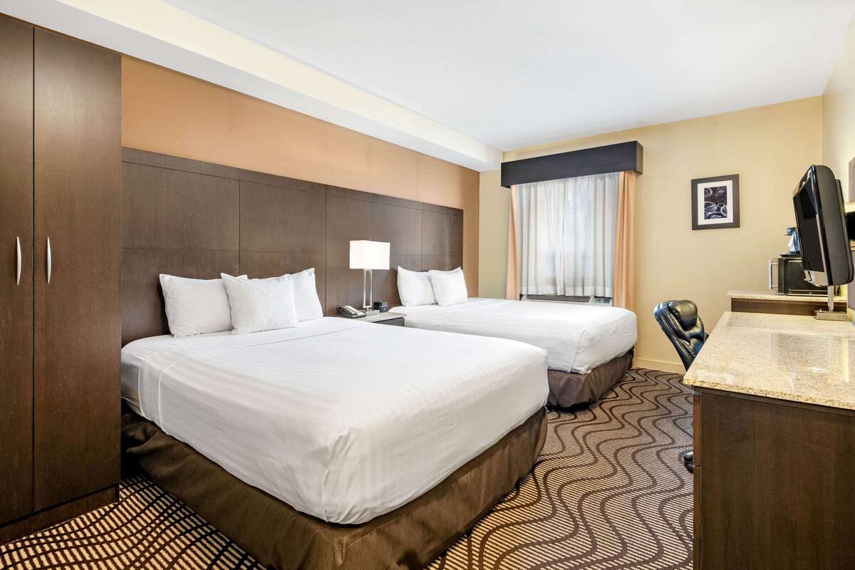 Luxe beddengoed, pillowtop-bedden, een bureau