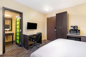 Premium bedding, pillow-top beds, desk, iron/ironing board - La Quinta Inn & Suites by Wyndham Oshawa (Oshawa)