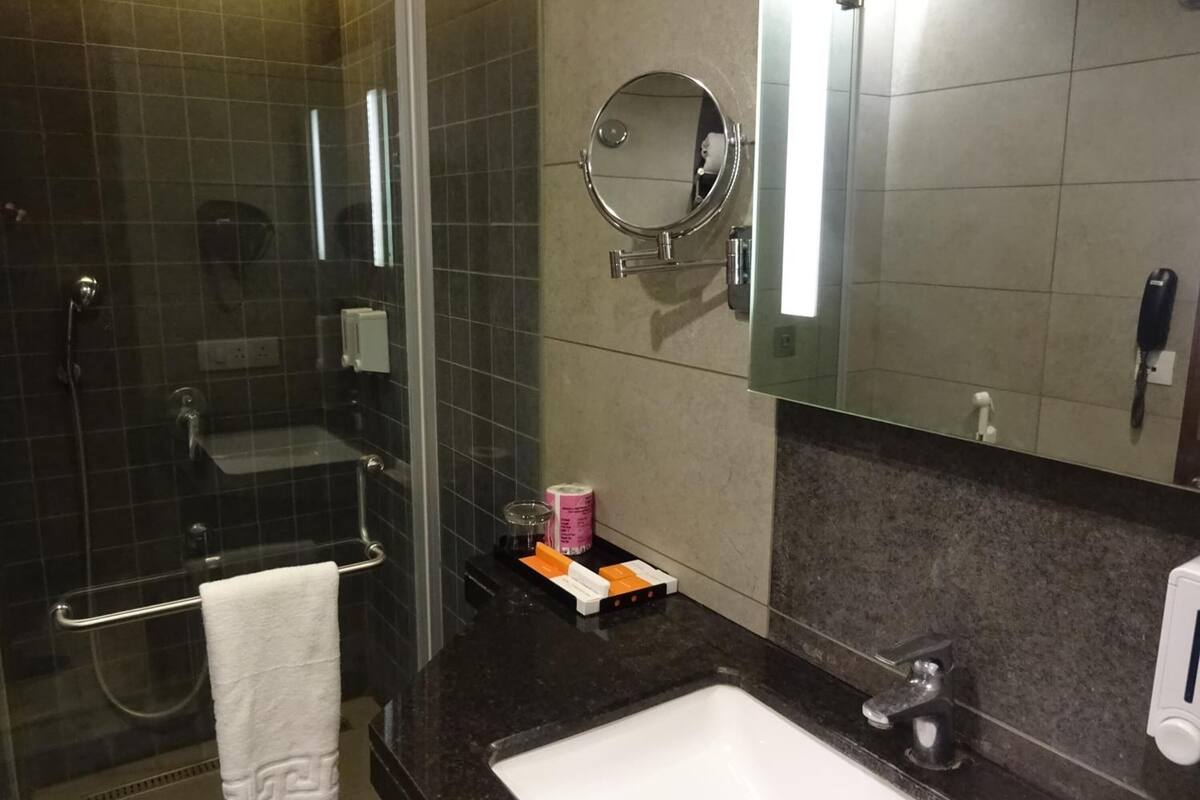 bathtub, free toiletries, hair dryer, slippers