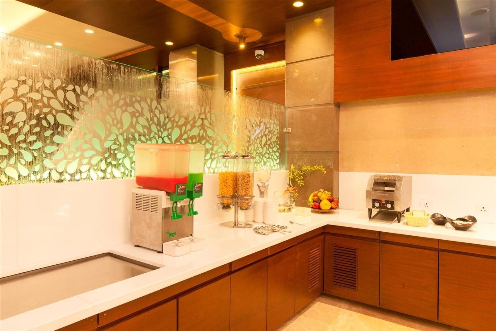 fridge, coffee/tea maker, electric kettle