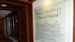 Un couloir avec une pancarte indiquant : « Galerie de photos : Les palais du Gujarat ».