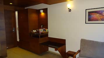 Uma sala de estar moderna com um banco de madeira, um sofá e uma pequena mesa com petiscos.
