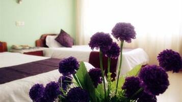 Standard Room, 2 Twin Beds | Minibar, individually decorated, individually furnished, desk