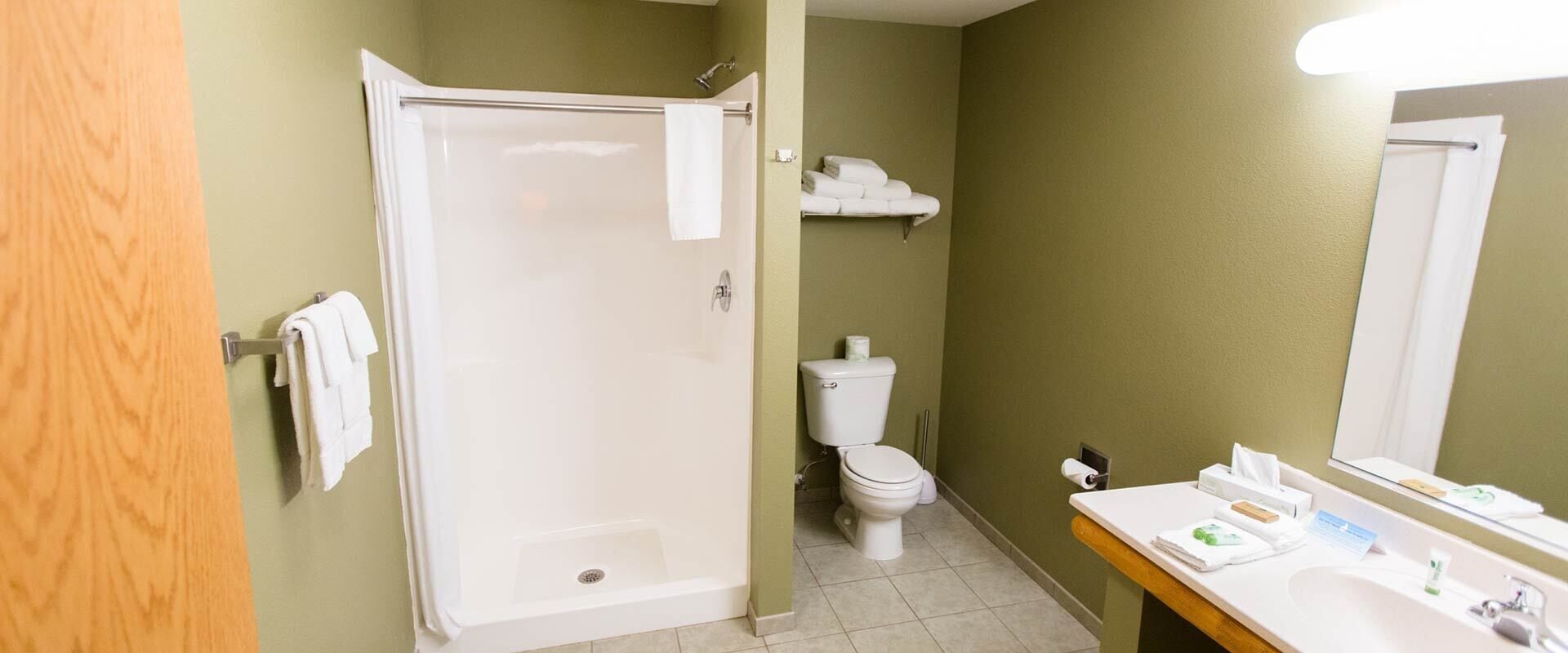 Un baño con ducha, inodoro y lavabo.
