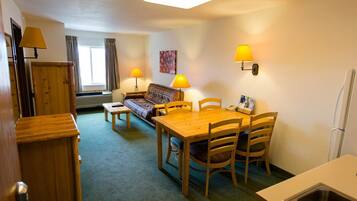 Deluxe Suite, 2 Queen Beds (Blue Heron) | Living area | Flat-screen TV