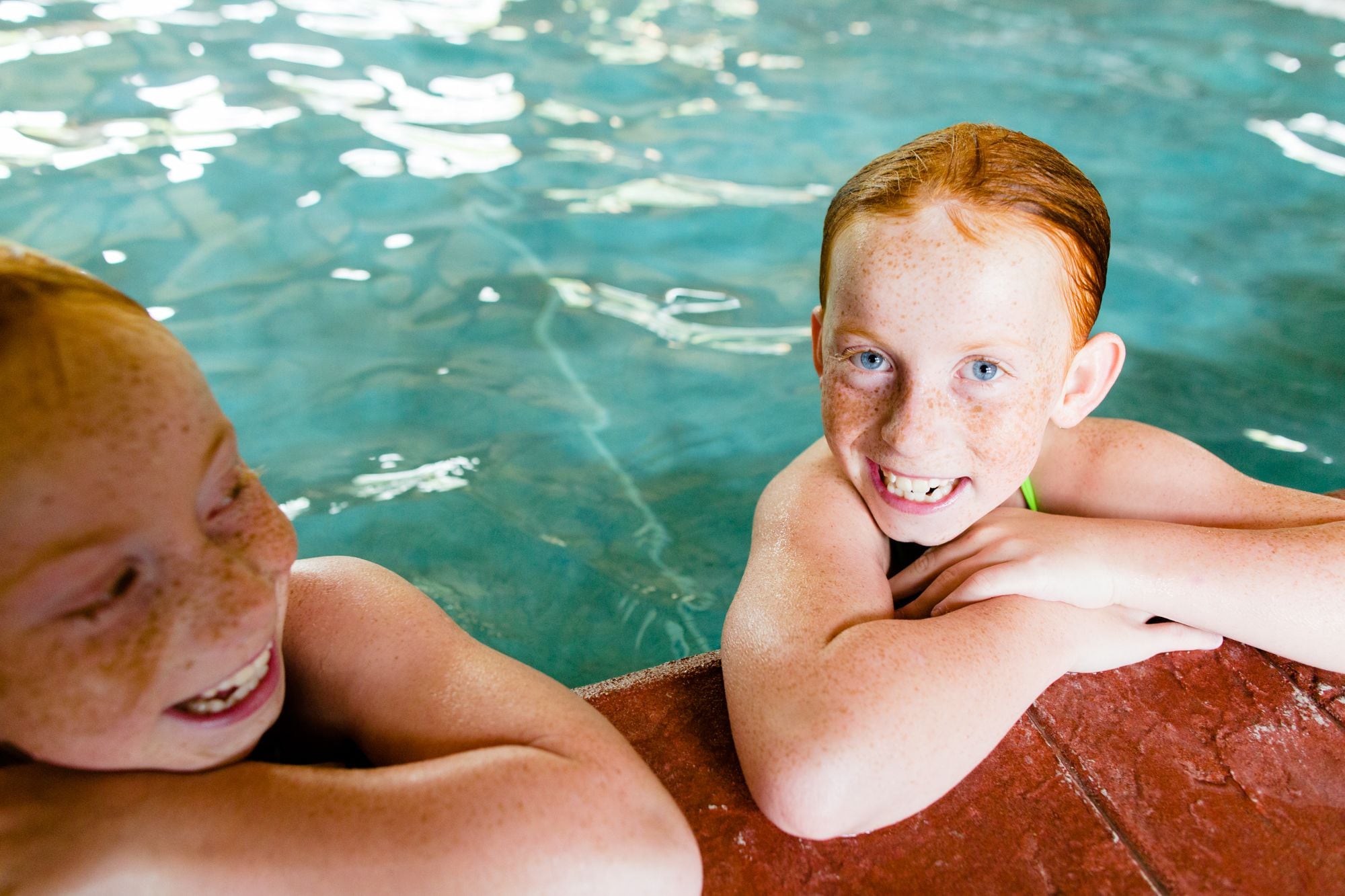 Dos niños en una piscina.