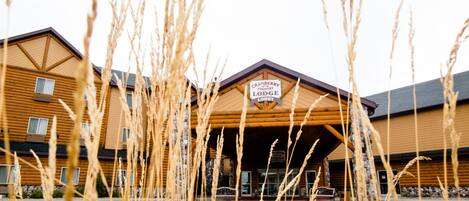 Een blokhut met een bord waarop staat: "Cranberry Country Lodge Lobby".