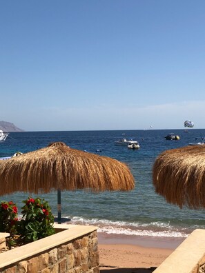 Frokost, lunsj og middag serveres, sjømat, utsikt mot stranden 