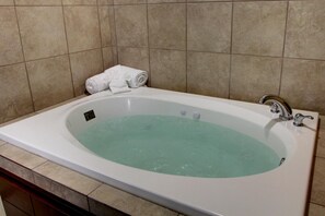 Combined shower/tub, hair dryer, towels - Cobblestone Inn & Suites - Rugby (Rugby)
