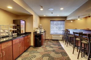 Breakfast area - Cobblestone Inn & Suites - Rugby (Rugby)