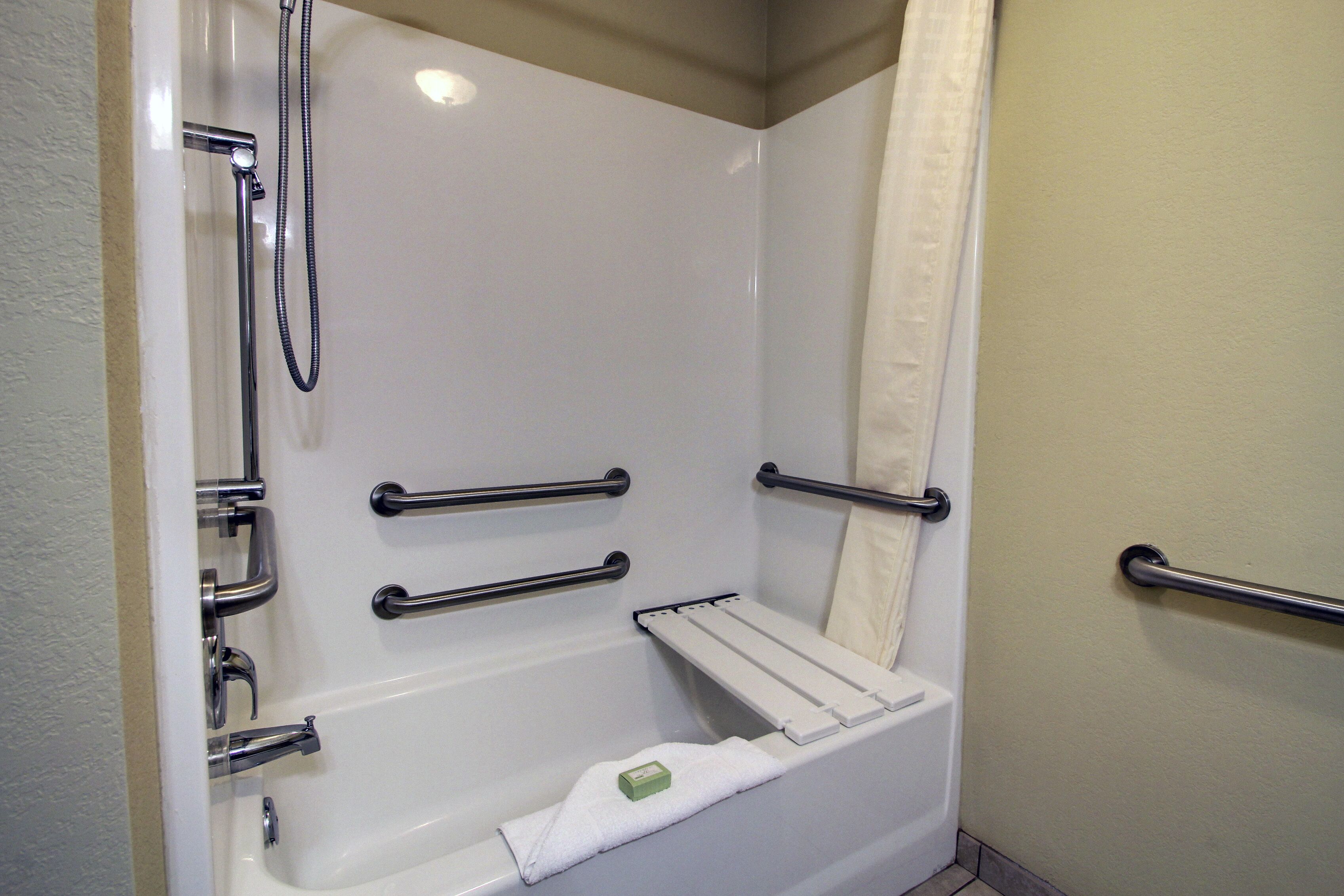 combined shower/bathtub, hair dryer, towels