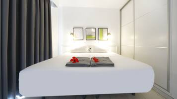 Ein modernes Hotelzimmer mit einem großen Bett, Blick auf die Stadt und einer Schiebetür.