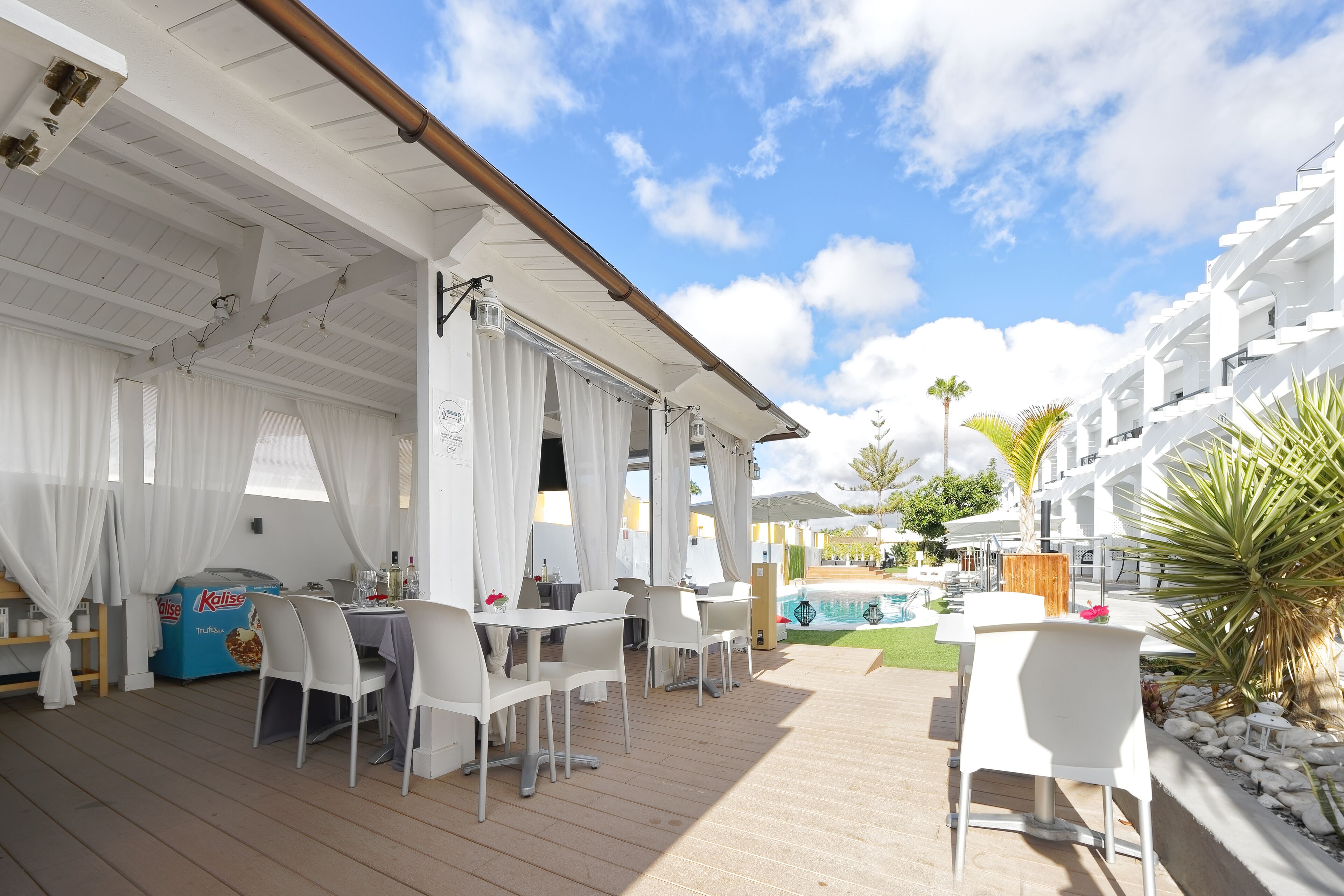 Desayuno buffet diario (EUR 15 por persona)