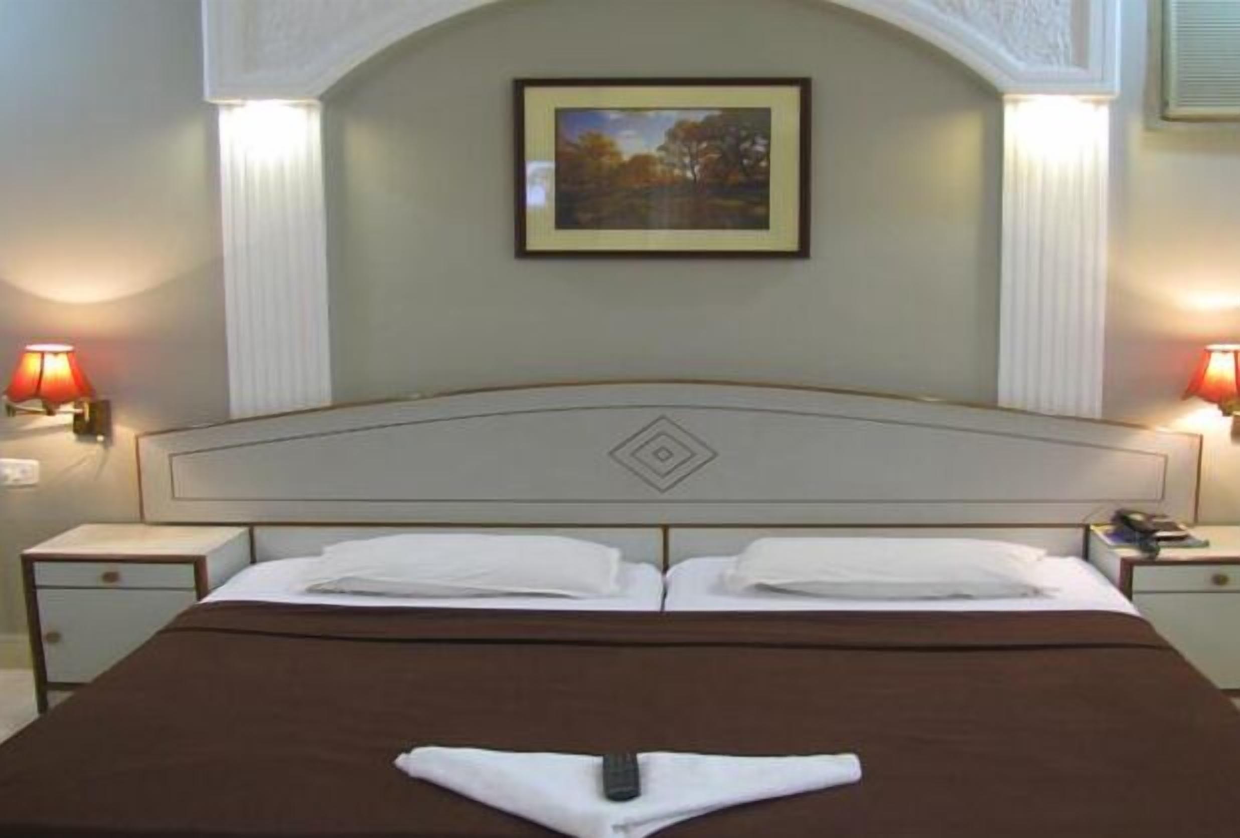 standard room, 1 double bed | in-room safe, desk, iron/ironing board