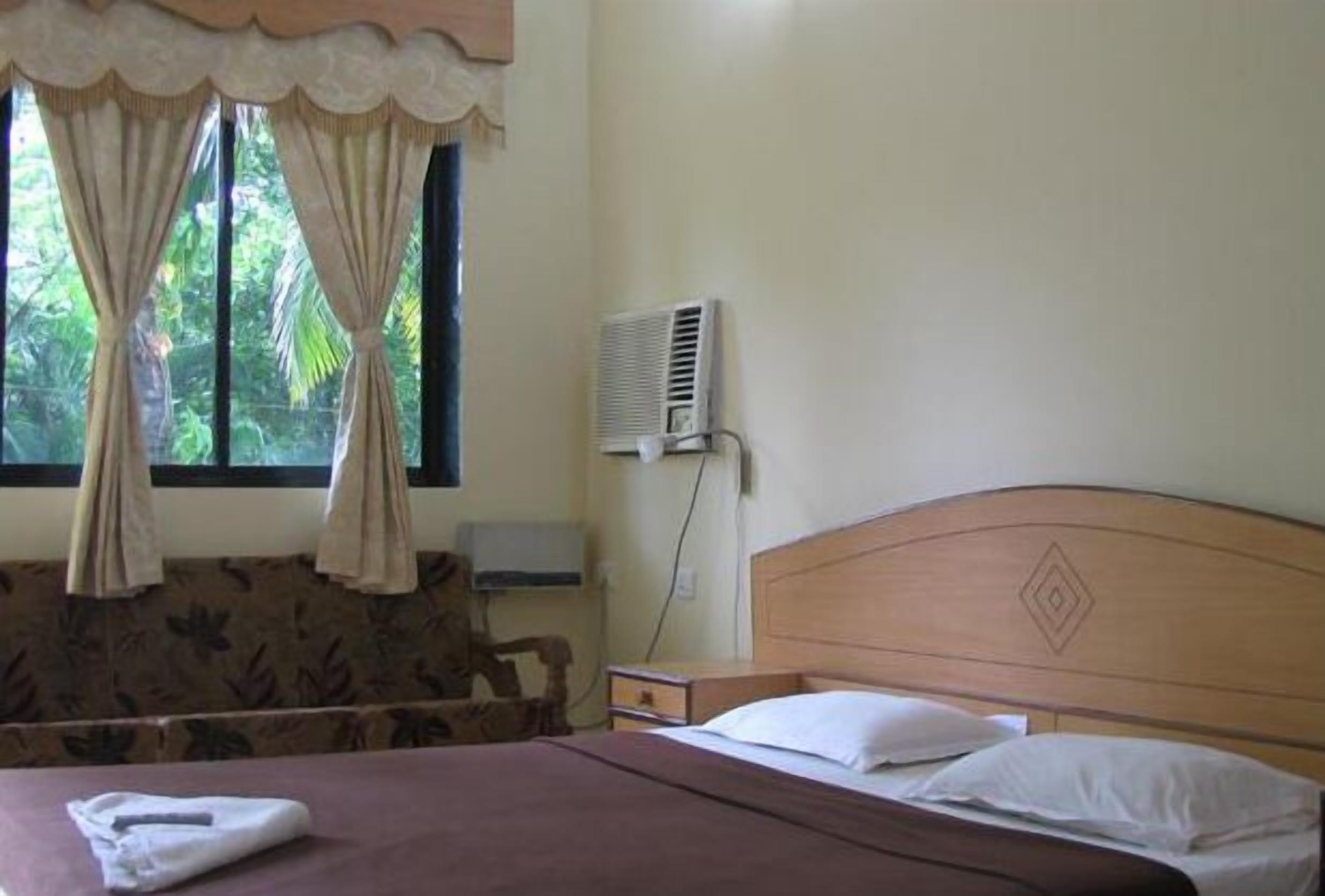 standard room, 1 double bed | in-room safe, desk, iron/ironing board