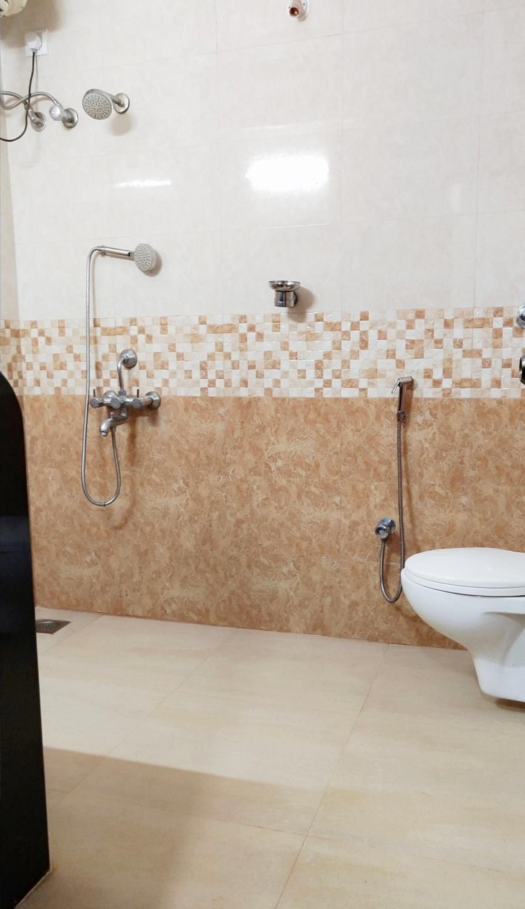 shower, rainfall showerhead, free toiletries, hair dryer