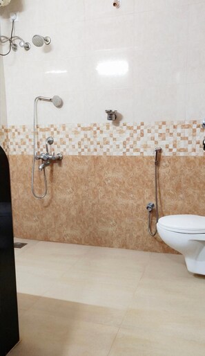 Shower, rainfall showerhead, free toiletries, hair dryer - Amigo Plaza (Colva)