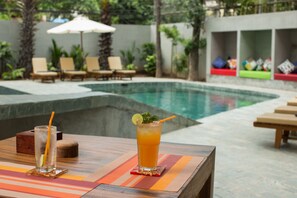 Außenpool, Liegestühle