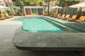 Außenpool, Liegestühle