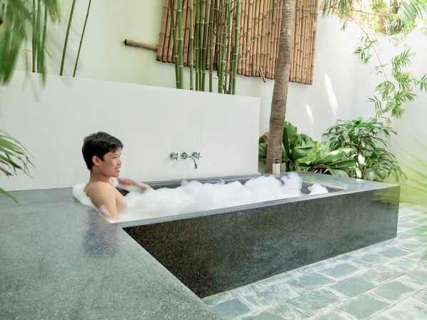 Outdoor spa tub