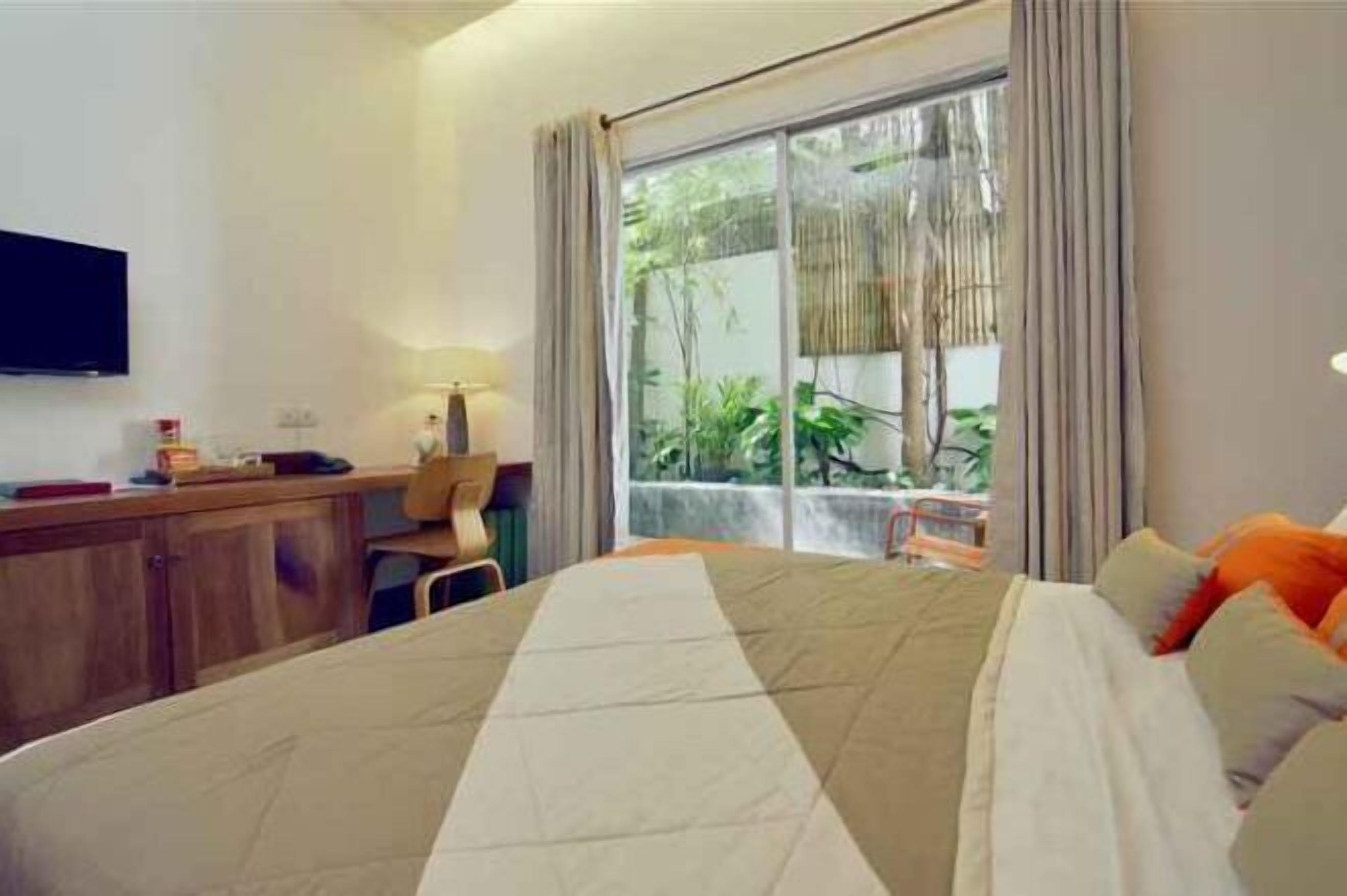 Lit avec matelas en mousse à mémoire, minibar, coffre-fort, bureau