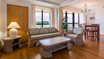 Suite Deluxe, 2 habitaciones, cocina, vista parcial al océano | 1 habitación, cortinas blackout y tabla de planchar con plancha