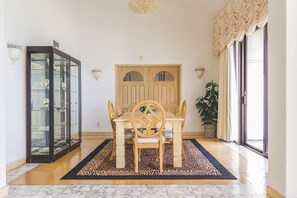 Panoramic Penthouse, 4 Bedrooms, Kitchen, Ocean View | Ruang makan