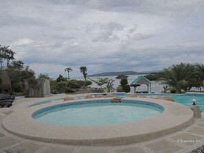 2 piscinas al aire libre, sillones reclinables de piscina