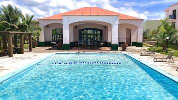 Piscina a l'aire lliure i gandules