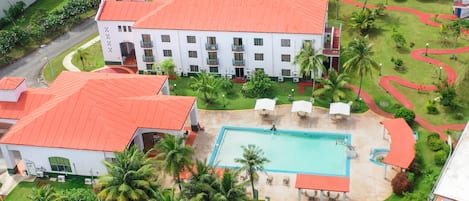 Außenpool, Liegestühle