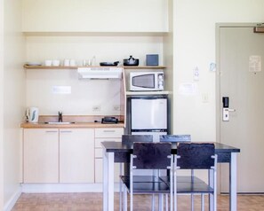 Microwave, stovetop, electric kettle, cookware/dishes/utensils - Garden Villa Hotel (Tamuning)