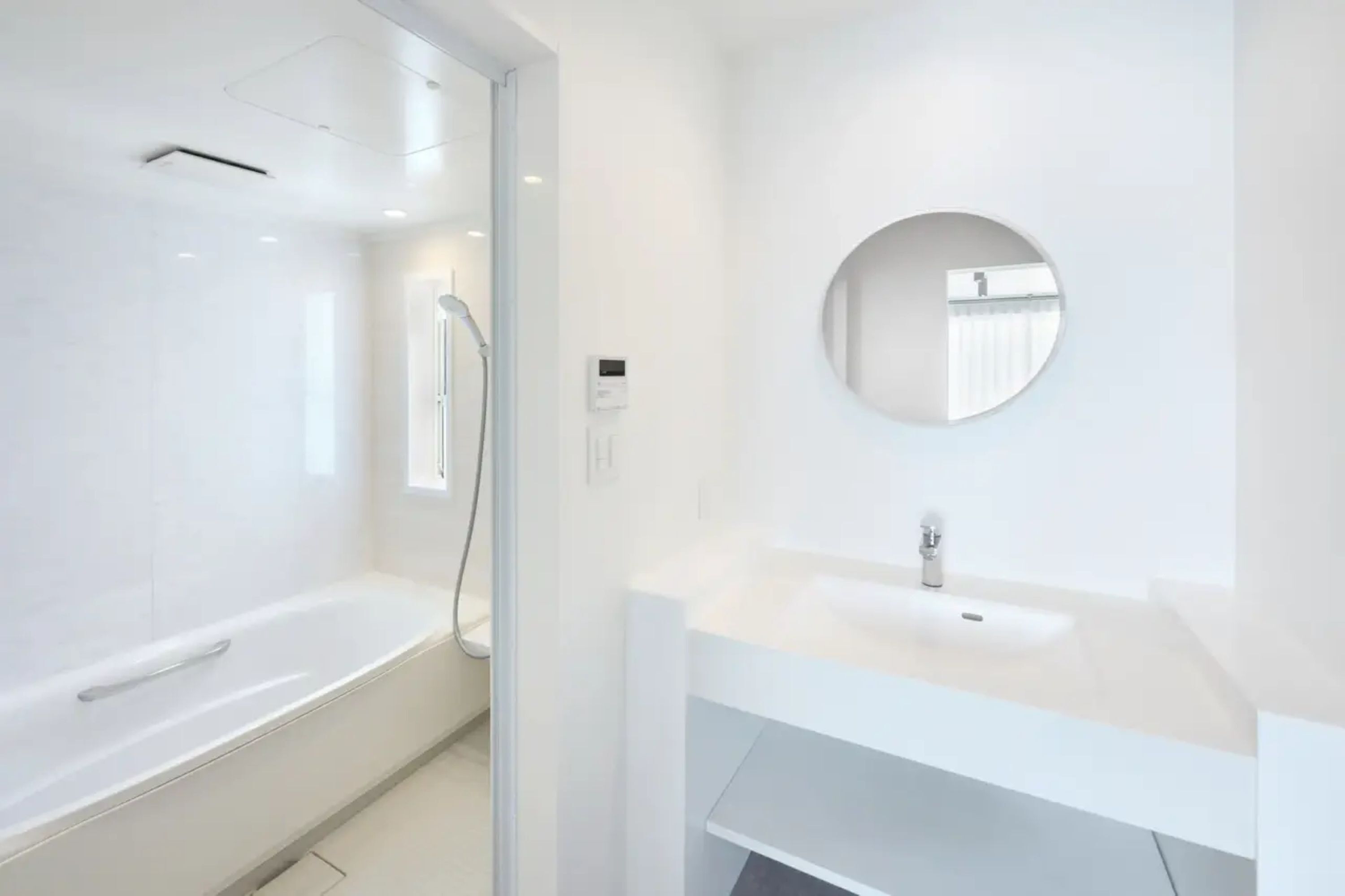 Un bagno moderno con una vasca, un lavandino e uno specchio.