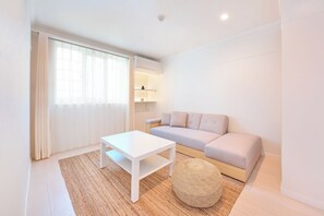 高级双床房, 无烟房, 海洋景观 (Hollywood 2F) | 起居区 | 电视、乒乓球