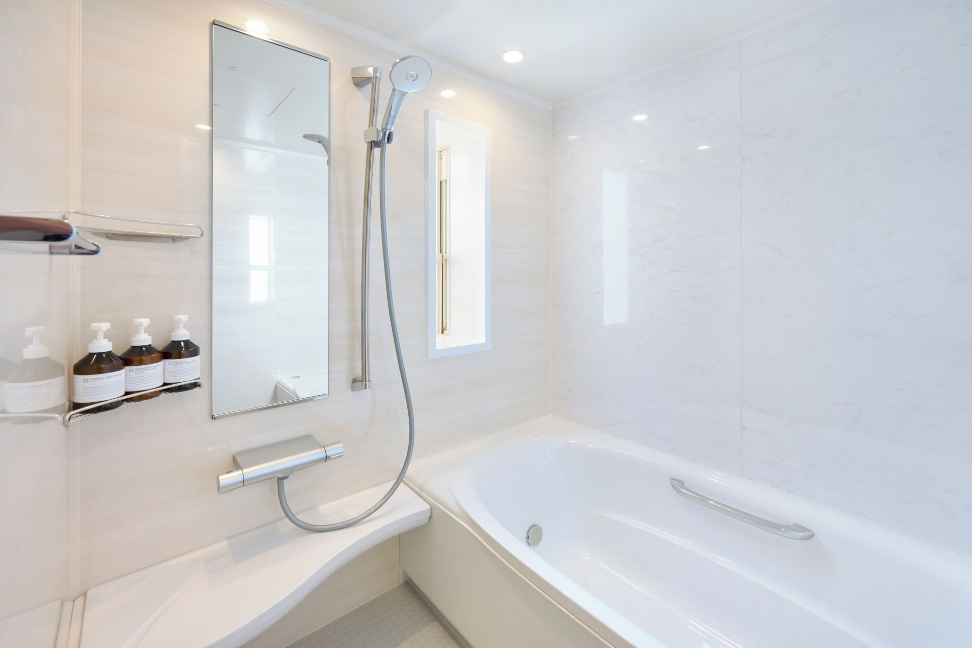 ビーチサイドヴィラ ハリウッドツイン 禁煙 | バスルーム | シャワー付き浴槽、ヘアドライヤー、スリッパ、洗浄機付トイレ