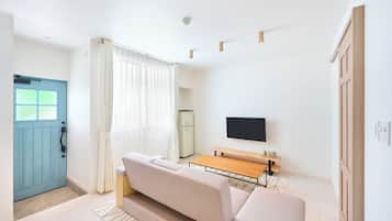 标准双床房, 无烟房 (Hollywood 1F) | 起居区 | 电视、乒乓球