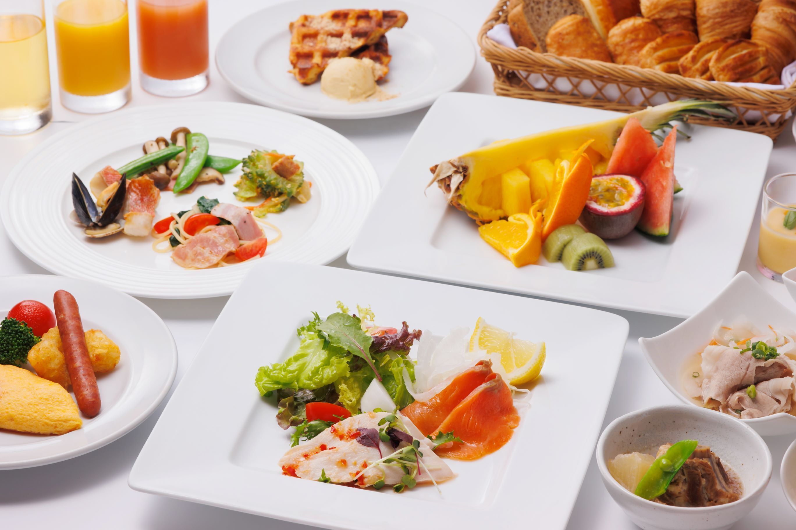 Daily buffet breakfast (JPY 3300 per person)