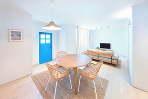 客房内保险箱、办公桌、免费 WiFi、床单