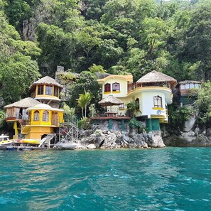 Vista frontal de la propiedad