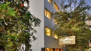 Ein modernes Gebäude mit einem Schild, auf dem "The Fern Residency" steht.