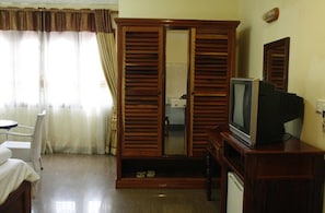 Minibar, individually decorated, individually furnished, desk