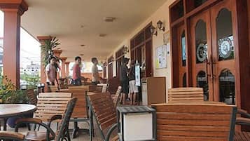 Phục vụ bữa sáng, bữa trưa, bữa tối, món ăn mang phong cách quốc tế