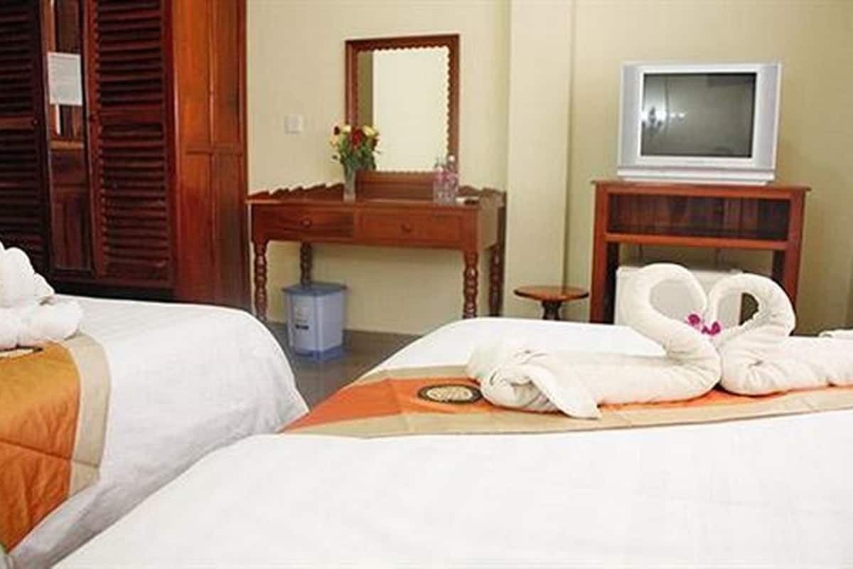 Family Room | Minibar, individually decorated, individually furnished, desk